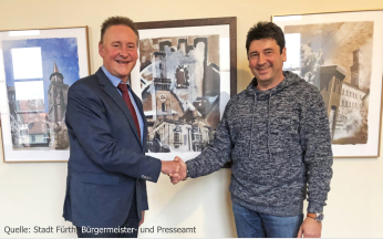 Übergabe der Collagen im Fürther Rathaus